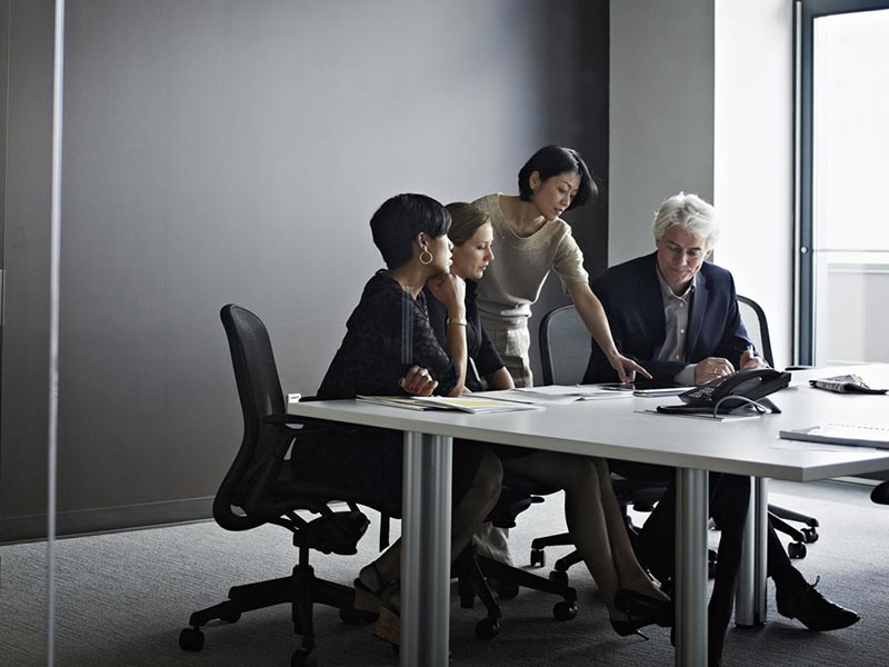 woman discussing hsbc innovative payment solutions to her colleagues woman discussing hsbc innovative payment solutions to her colleagues